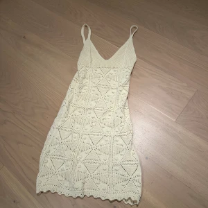 Perfekt strand klänning  - Perfekt stickade strand klänning i storlek S funkar för någon med storlek M också , super fint mönster på nästan helt ny bara använd 1 gång banden är lite långa men klänningen är lagom lång funkar ändå på mig som är 170.