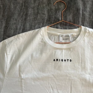 Axel arigato T-shirt - Axel arigato T-shirt använd endast fåtal gånger.  