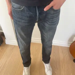 Riktigt sköna slim/straight jeans från ralph lauren. Storlek 31x34 men skulle säga att de sitter som 31x32. Toppskick, inga defekter över huvud taget!
