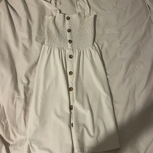 Studentklänning - Vit kort sommarklänning, perfekt till studenten