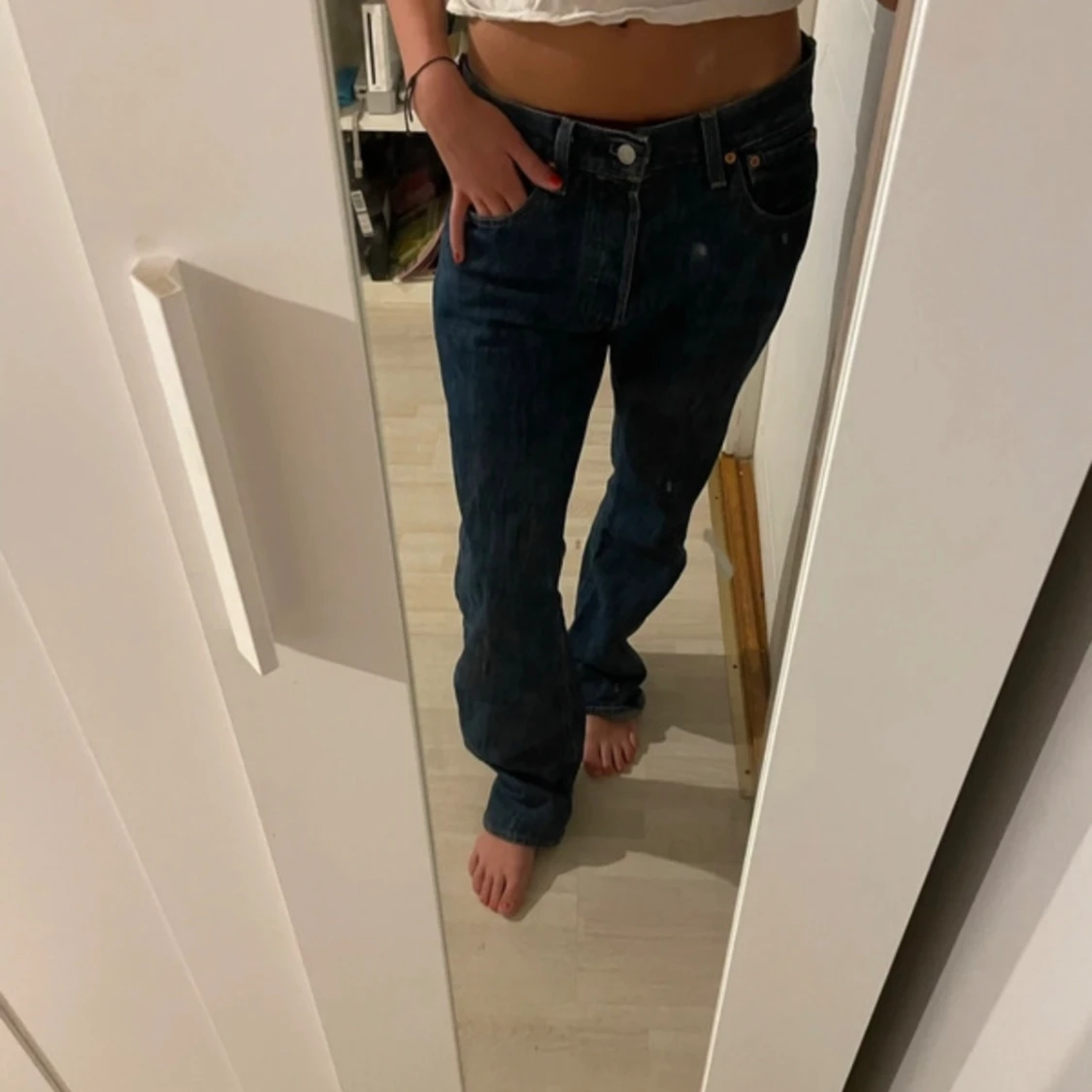 Mörkblå levisjeans 