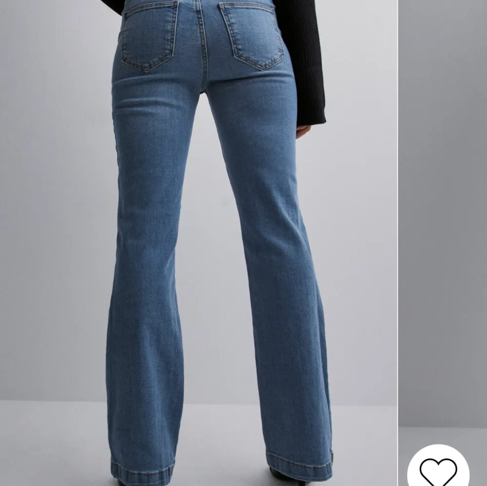 LÅNAD BILD!!! Säljer dessa jätte fina blåa bootcut jeans ifrån JDY, super fina på!!💞 Storlek W/25               L/34. Jeans & Byxor.