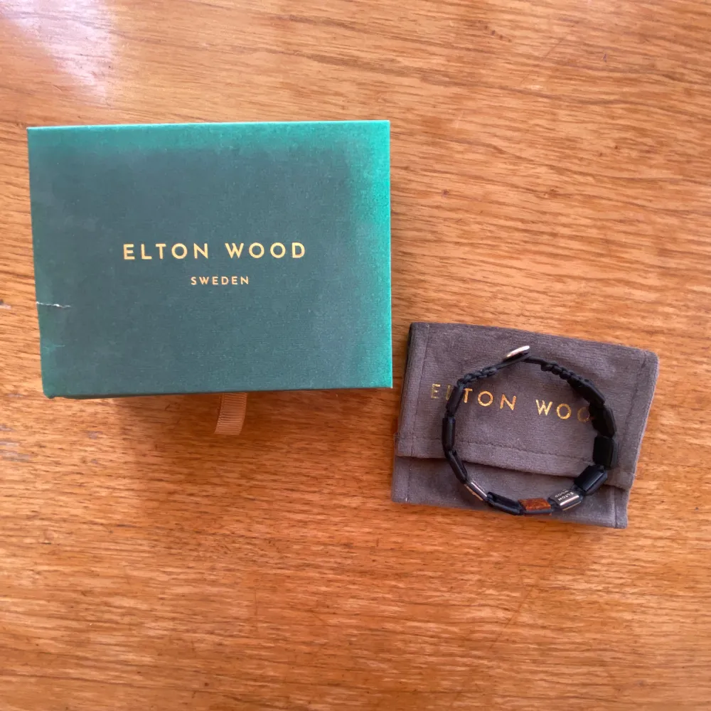 Armband från Elton Wood i mycket fint skick. Använt lite men inga slitage eller defekter på armbandet. Boxen är solblekt och skadad i hörnet (bild 4). Storleken är L. Vid frågor är det bara att skriva. Priset är inte hugget i sten. . Asusteet.