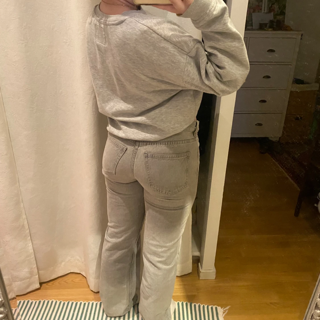 Grå Jeans från Gina  - 91