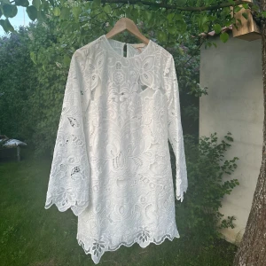 Vit klänning - Super fin kort broderad klänning + innerklänning, aldrig använd då jag köpte den till studenten detta år, prislapp kvar. Rak passform. Köpt för 799kr. 💕
