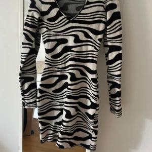 Zebra klänning  - Superfin klänning som sitter jättefint på!