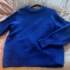 Stickad tröja  - Så mjuk stickad blå tröja!