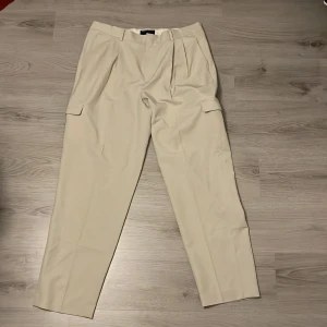 Kostym byxor/ cargo pants  - Ett par kostym byxor/ cargo pants från asos. 