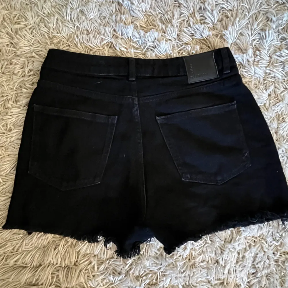 Fina svarta shorts från BikBok💓 Bra skick💓 Pris kan diskuteras💓. Shorts.