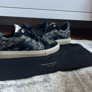 Zadig skor - Säljer dessa snygga skor från zadig & Voltaire💕 köpte inne på butiken men kommer inte till användning💗dustbag ingår