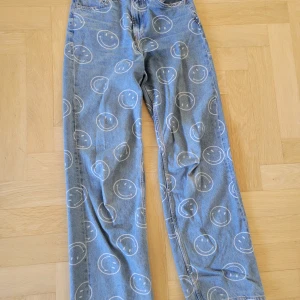 Smiley jeans - Bra skick, pris kan diskuteras!