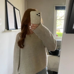 Beige stickad tröja - Fin stickad tröja i storlek L men jag som vanligtvis har Xs har den som oversized,perfekt att bara slänga på sig om man fryser lite💞