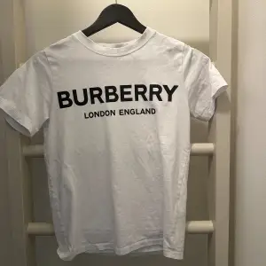 Denna tishirt är från burberry och passar 138-146. 8/10 skick