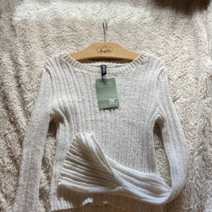 Säljer denna stickade tröjan som inte kommit till användning alls,helt ny. Inte riktigt min stil därför jag säljer! Den är ganska kroppad! Hör av er vid intresse💓 - Storlek S och ganska liten i storleken. Slitsade armar!