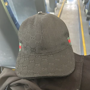 Gucci keps - Gucci keps säljer för billigare på grund av = kastat kvittot och boxen, lite solbränd, och använd men inga tecken på användning. Storlek S.