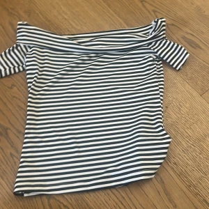 Jätte skön t-shirt - Randig t shirt, anvönd 1 gång. Jätte mjukt material❤️