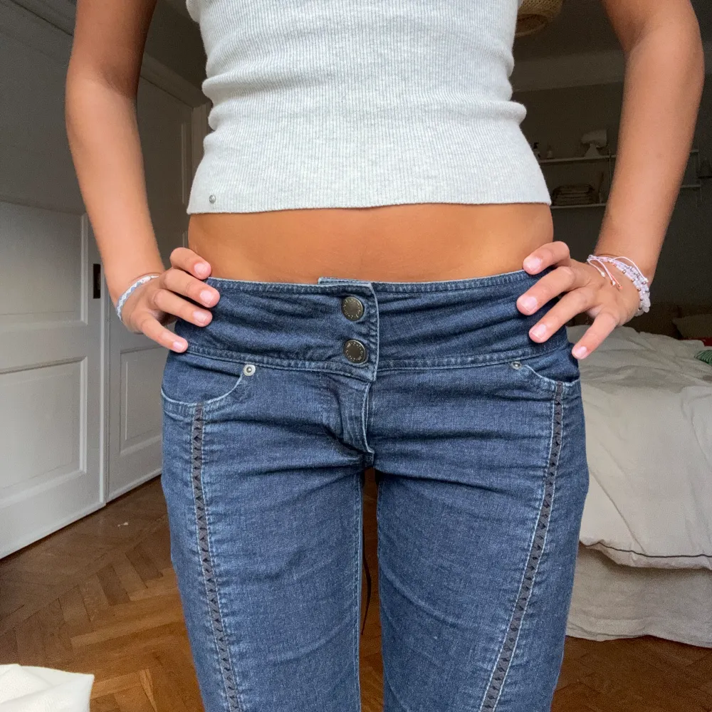 Säljer dessa så snygga lågmidjade jeans skriv om ni har några frågor🤭🤭🌸🌸. Jeans & Byxor.