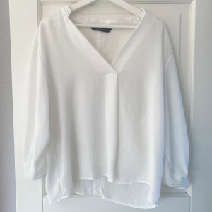 Blus från Zara - Basic blus från Zara. Står stolek XS men skulle säga att den passar även S och M också. Inga defekter