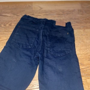 Mörk blåa jeans shorts i storlek 152 - Blåa shorts använda men fina