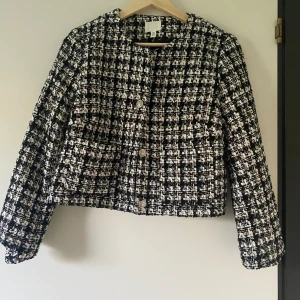 Kappa - En fin kappa eller vad man ska kalla det. Den är använd 1 gång, så helt som ny. Den är i M men skulle säga att den sitter som en S. Fler bilder kan skickas vid intresse. Frakt ingår ej.