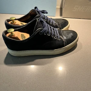 Lanvins - Säljer nu dessa marin blås lanvins i storlek 43, skick 7/10 Hör av er vid frågor!!