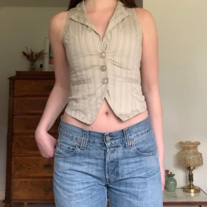 Beige väst - Randig västtopp med knappar framtill och spänne bak, vintage Amisu! 🤎