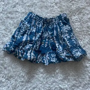 Så somrig kjol köpt från zara för nått år sen! Jättefint mönster & är fortfarande i bra skick😇