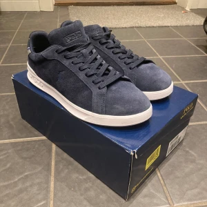 Ralph lauren skor - Säljer mina Ralph lauren skor då dem var för små, jag köpte dem för 1 vecka sedan och dem är använda 1 gång så dem är i mycket bra skick, jag kan gå ner i pris