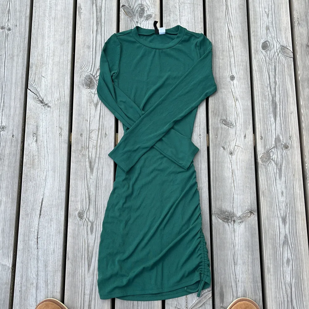 En superfin mörkgrön klänning från Divided i storlek XS! Längden är typ ner till knäna och ger en ”snatched” effekt! 💞. Klänningar.