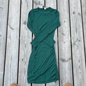 En superfin mörkgrön klänning från Divided i storlek XS! Längden är typ ner till knäna och ger en ”snatched” effekt! 💞
