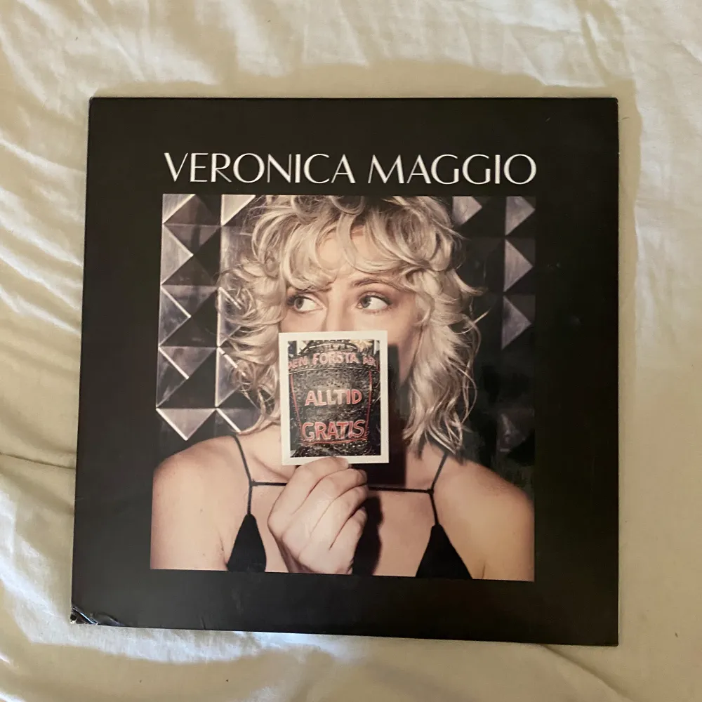 Veronica Maggio vinyl , ”det första är alltid gratis ” albumet🩵 OBS: saknar affisch som egentligen ska finnas med i vinylen:) Skriv för frågor 🙌. Övrigt.
