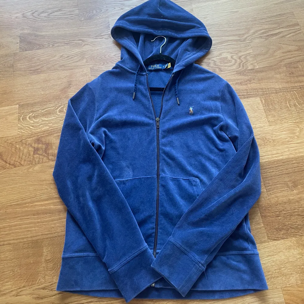 En unik zip hoodie från Polo Ralph Lauren i corduroy material. Köpt online från Miinto för 1799kr mitt pris: 499 🙌 Storlek M normal passform skick 9/10. Hoodies.