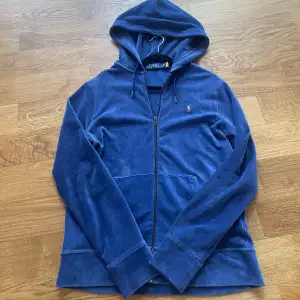 En unik zip hoodie från Polo Ralph Lauren i corduroy material. Köpt online från Miinto för 1799kr mitt pris: 600 🙌 Storlek M normal passform skick 9/10