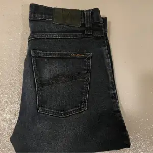 Säljer mina nudie jeans då jag växt ut dem. Fint skick utan defekter. Säljer för 498, priset går att diskutera. Nypris: 1600