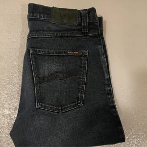 Nudie Jeans - Säljer mina nudie jeans då jag växt ut dem. Fint skick utan defekter. Säljer för 498, priset går att diskutera. Nypris: 1600
