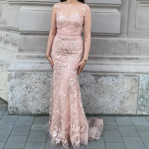 Vacker balklänning - Säljer nu min vackra klänning från river design. Klänningen är endast använd 1 gång och är i bra skick. Passar perfekt till balen eller andra event. Pris kan diskuteras vid snabb affär.