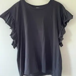 Fin svart volang T-shirt från Zara i storlek S💕💕