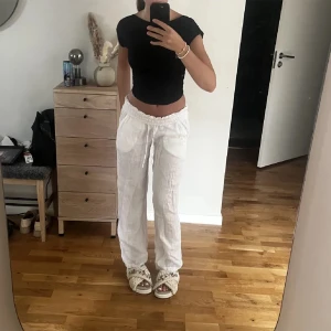 Linnebyxor  - Säljer mina så fina linnebyxor så jag har ett till par. Så fina och är endast använda en gång! Nypris 500 storlek xs men passar mellan xs-liten m