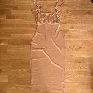 Silkes klänning - Sjukt fin silkes klänning, aldrig använd. Den sitter jätte fint på kroppen. pris kan diskuteras.