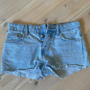Jeansshorts från lager 157🎀 - Säljer ett par fina lågmidjade jeansshorts från lager 157! Shortsen är i storlek XS och är använda fåtal gånger💗 det är bara att höra av sig vid frågor.