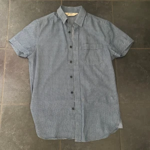 Kortärmad skjorta  - Säljer denna fräscha kortärmade skjortan, den har bra passform och mycket bra kvalitet. 