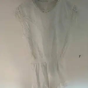 Säljer denna jättesöta klänningen som bara är använd en gång!! Har för mig att jag köpte för 500-700 kr, men säljer för 249 kr. Pris kan diskuteras! Skriv om bättre bilder önskas 💞