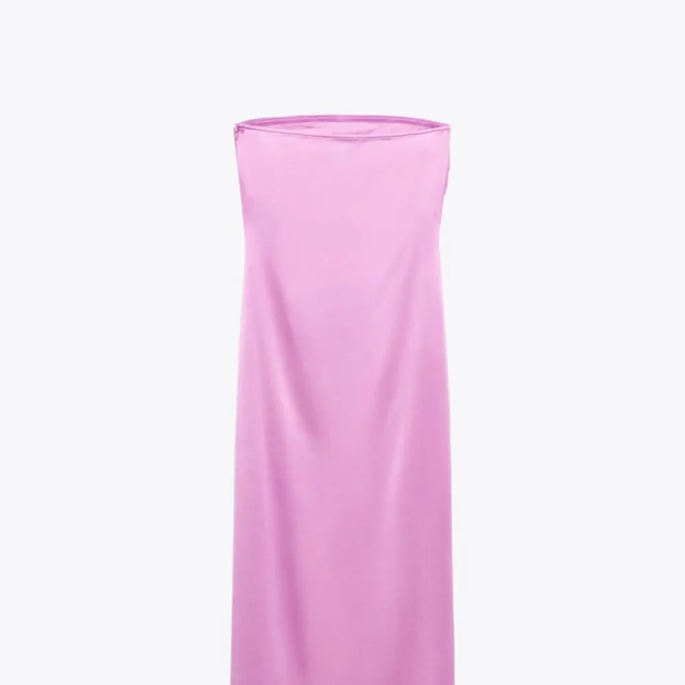 Såå vacker rosa Bandeau klänning till sommaren💗💗 Från Zara i storlek M, passar också en S! Slutsåld, och finns inte längre att köpa. Aldrig använd, säljer för 350kr. Mekot.