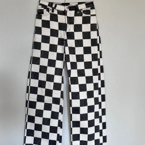 Jeans  - Rutiga Jeans från monki i storlek 27. Använda 1 gång. Köpta för 500kr.