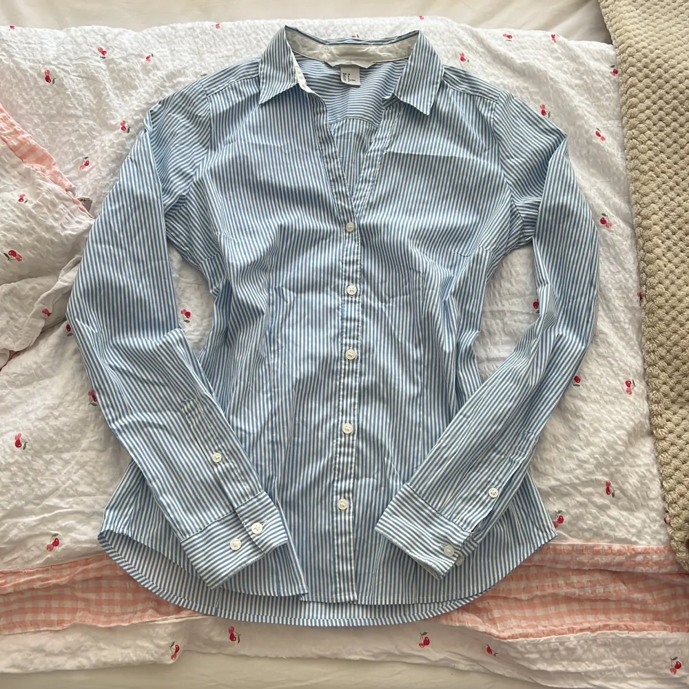 Randig skjorta i storlek 38/M från H&M. I nyskick. Använd gärna ”köp” Funktionen😊. Skjortor.