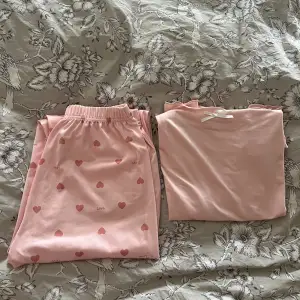 Ljusrosa pyjamas från Shein. Mjukt och skönt material i storlek M
