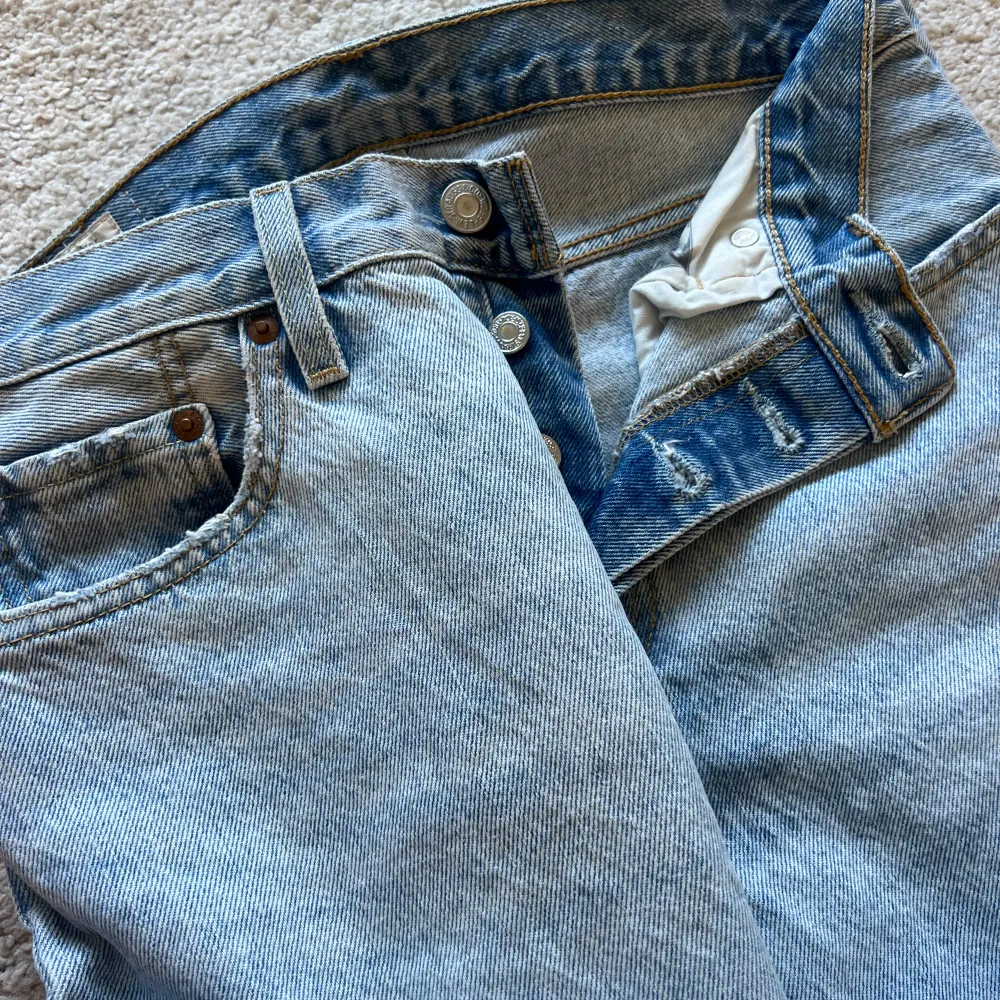 Levis jeans i modellen 501 90s, sparsamt använda men tyvärr blivit för små. Jeans & Byxor.