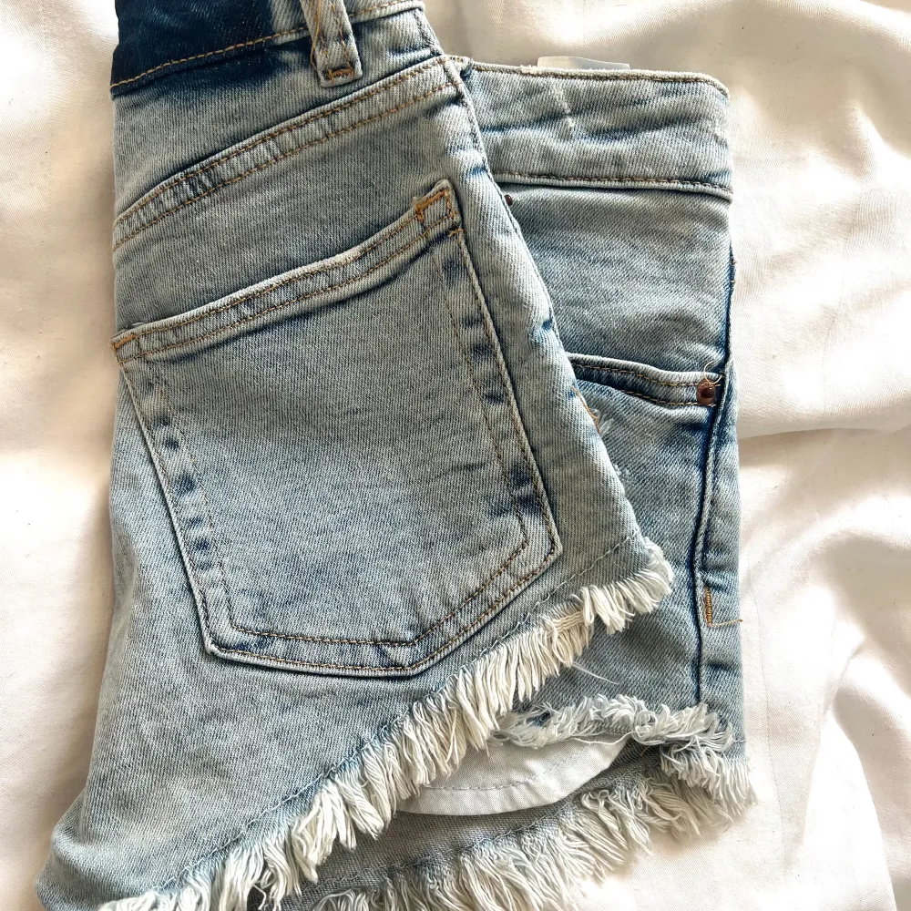 Nya jeansshorts i bra skick. Perfekt till sommaren och i en jättefin blå färg med slitningar💕💕. Shorts.