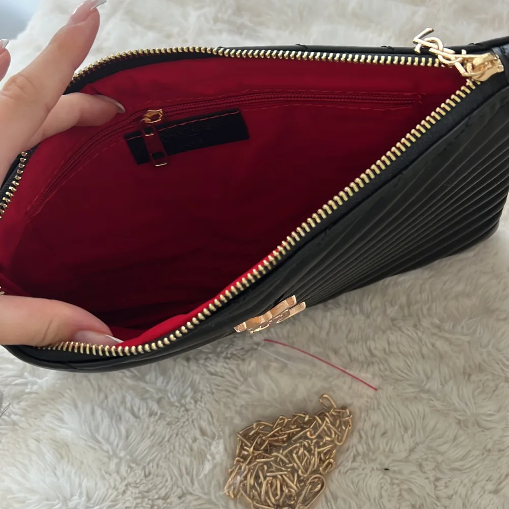 Säljer denna fina svart/guldiga clutch. Perfekt til nu somnaren. Tillkommer en kedja så man även kan ha den crossbody. Aldrig använd, nyskick. Säljer för 700 kr. Köparen står för frakten! . Väskor.