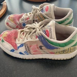 Dunk low city Market - Säljer nu mina city Market dunks då dem inte kommer att ill andvänding skriv vid frågor. Priset är inte hugget i sen😇 Ny pris är runt 3,300kr